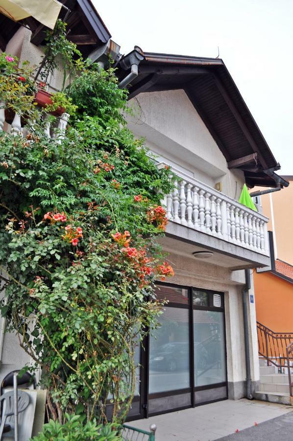 Apartman Dina Apartamento Tuzla Exterior foto