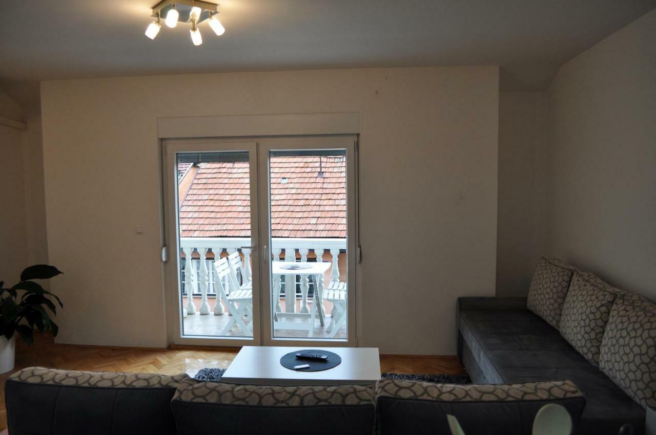 Apartman Dina Apartamento Tuzla Exterior foto