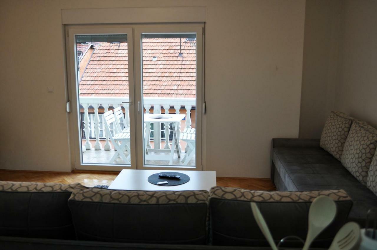Apartman Dina Apartamento Tuzla Exterior foto