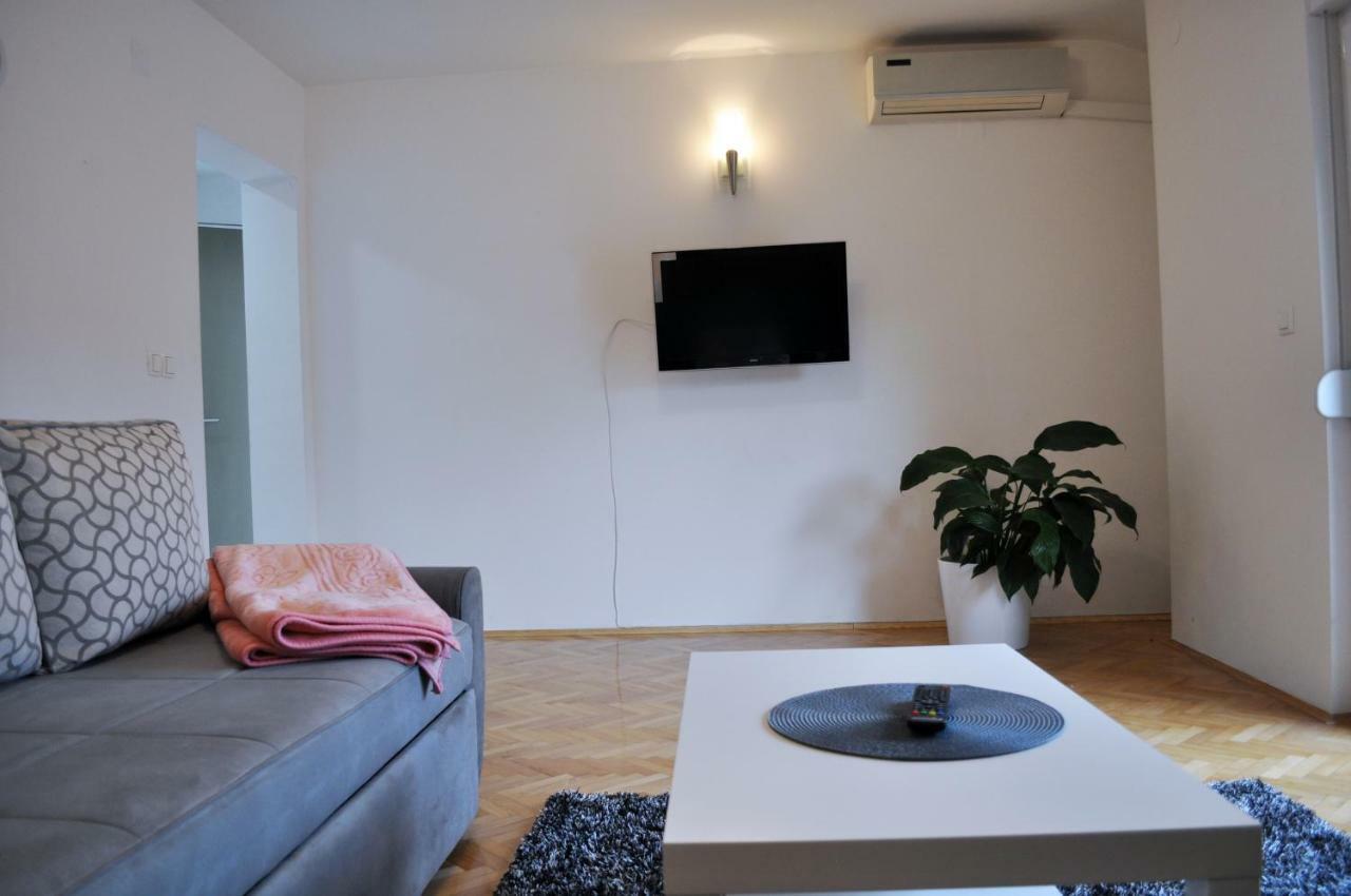 Apartman Dina Apartamento Tuzla Exterior foto