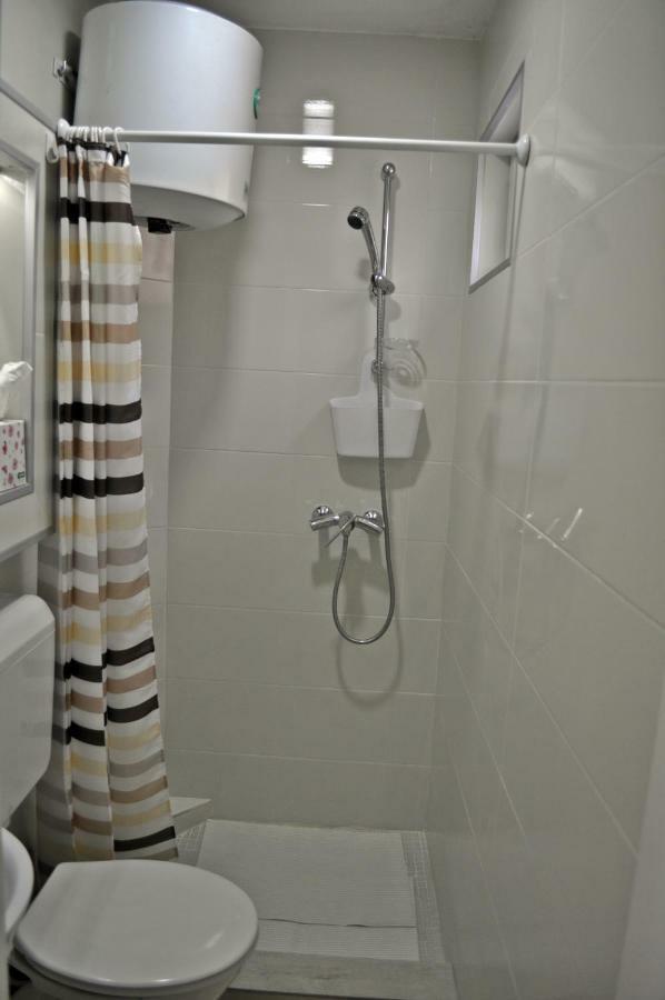 Apartman Dina Apartamento Tuzla Exterior foto