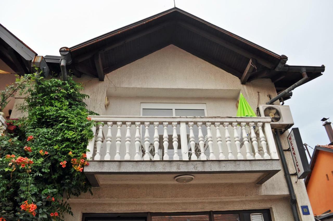 Apartman Dina Apartamento Tuzla Exterior foto