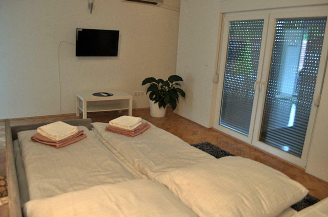 Apartman Dina Apartamento Tuzla Exterior foto