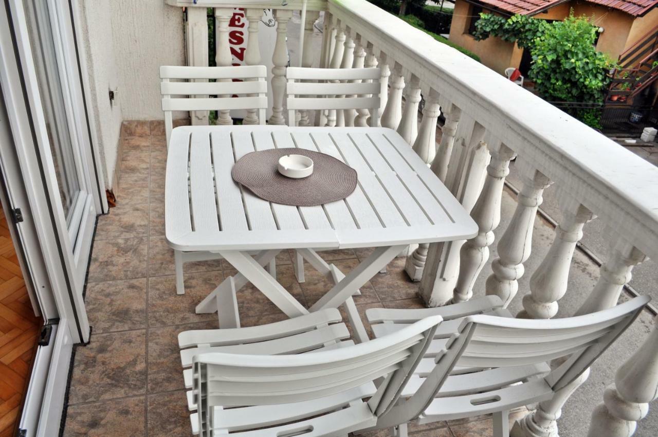Apartman Dina Apartamento Tuzla Exterior foto